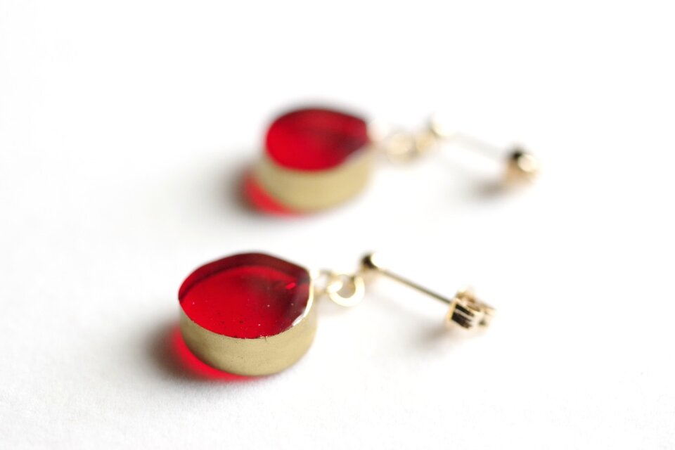 レジンアート　金彩風のピアス〈赤髪の乙女〉