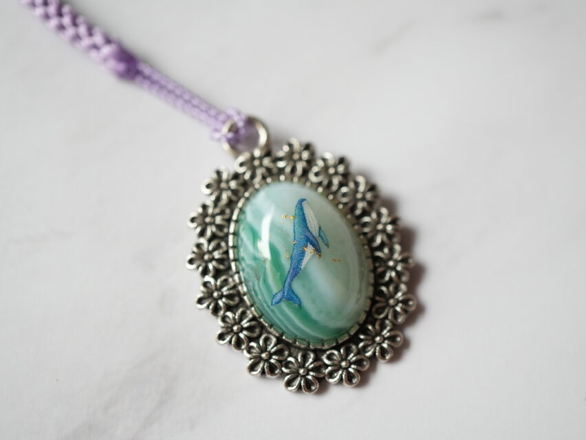 天然石縞柄緑瑪瑙（アゲート）とクジラの帯飾り　ペンダントトップ 金箔入り　