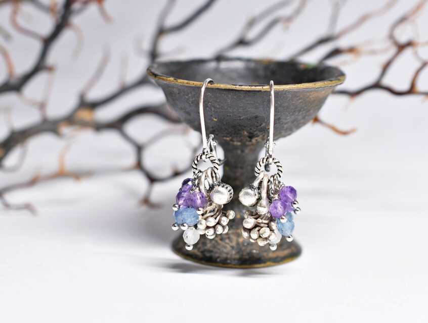 蕾カレンシルバーとたわわなアメジスト＆アクアマリン＆ムーンストーン、インドシルバー鈴のピアス