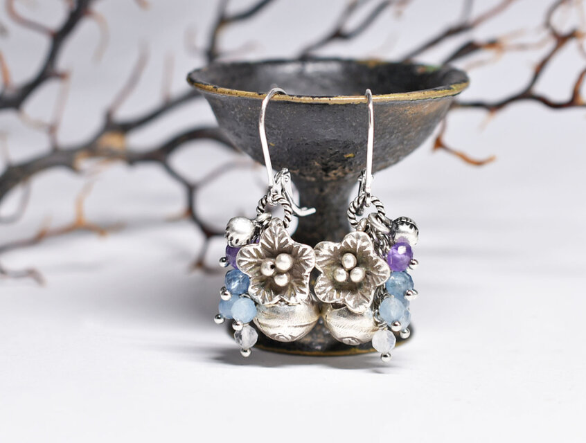 鈴とお花カレンシルバー、たわわなアメジスト＆アクアマリン＆ムーンストーン、インドシルバー鈴のピアス