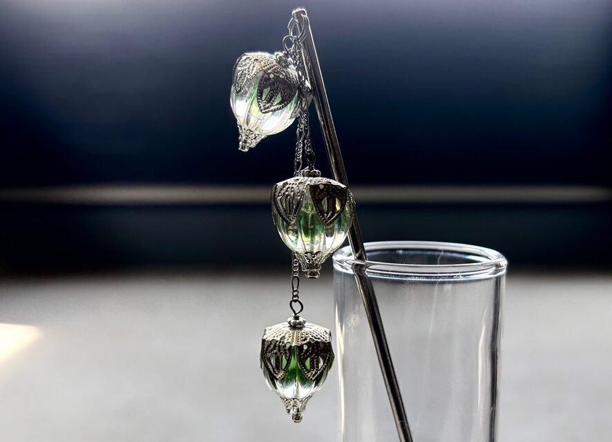 かんざし　鬼灯の様な黄緑とクリアカラーの２トーンカラービーズ３連　一本挿し　一本簪　涼しげ　夏　ホオズキ　ほおずき