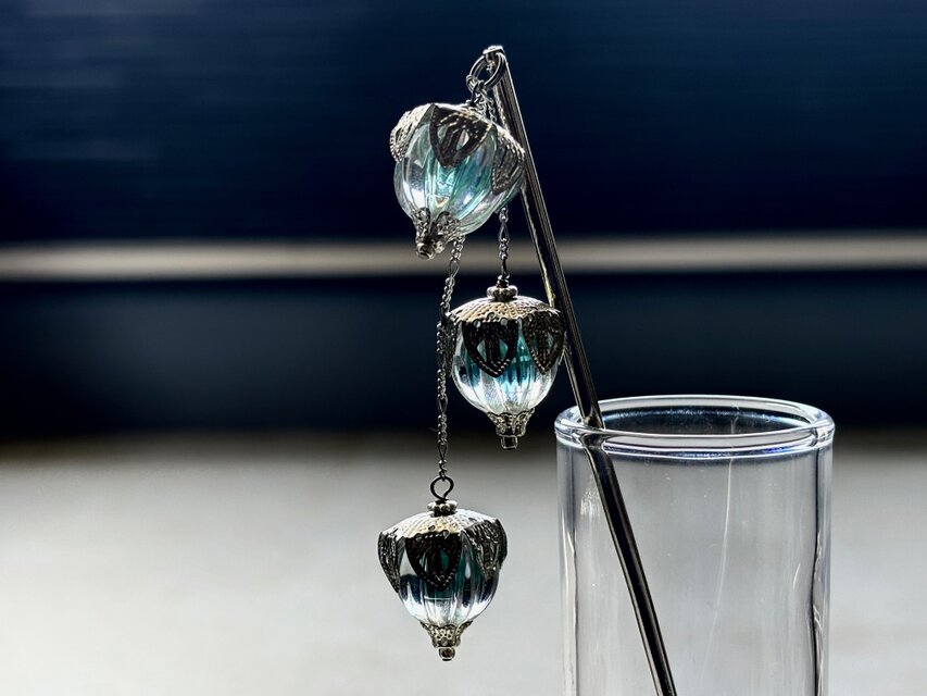 かんざし　鬼灯の様な水色とクリアカラーの２トーンカラービーズ３連　一本挿し　一本簪　涼しげ　夏　ホオズキ　ほおずき