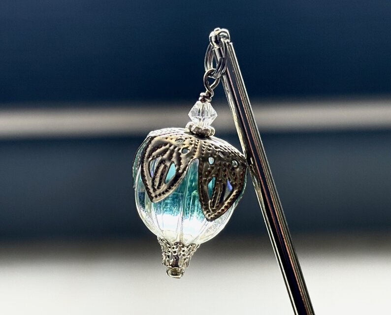 かんざし　鬼灯の様な水色とクリアカラーの２トーンカラービーズ　一本挿し　一本簪　涼しげ　夏　ホオズキ　ほおずき