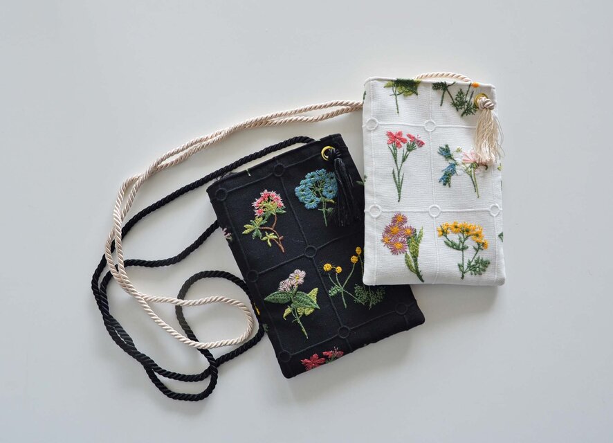 【選べるカラー】フラワー刺繍スマホショルダーポーチ　　ボタニカル柄　スマホショルダー　エクリュ・ブラック