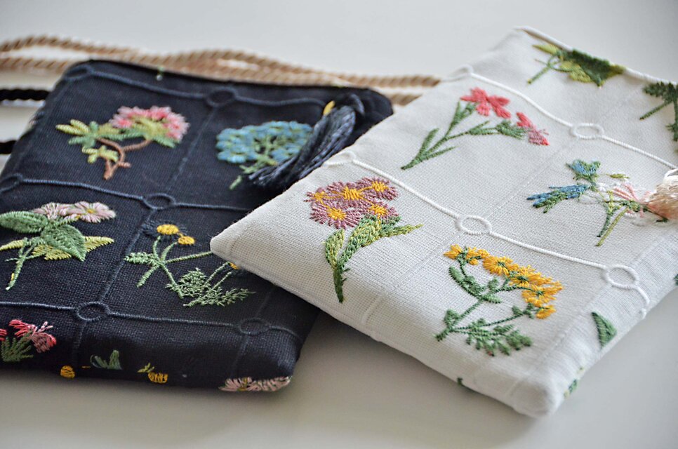 選べるカラー】フラワー刺繍スマホショルダーポーチ ボタニカル柄