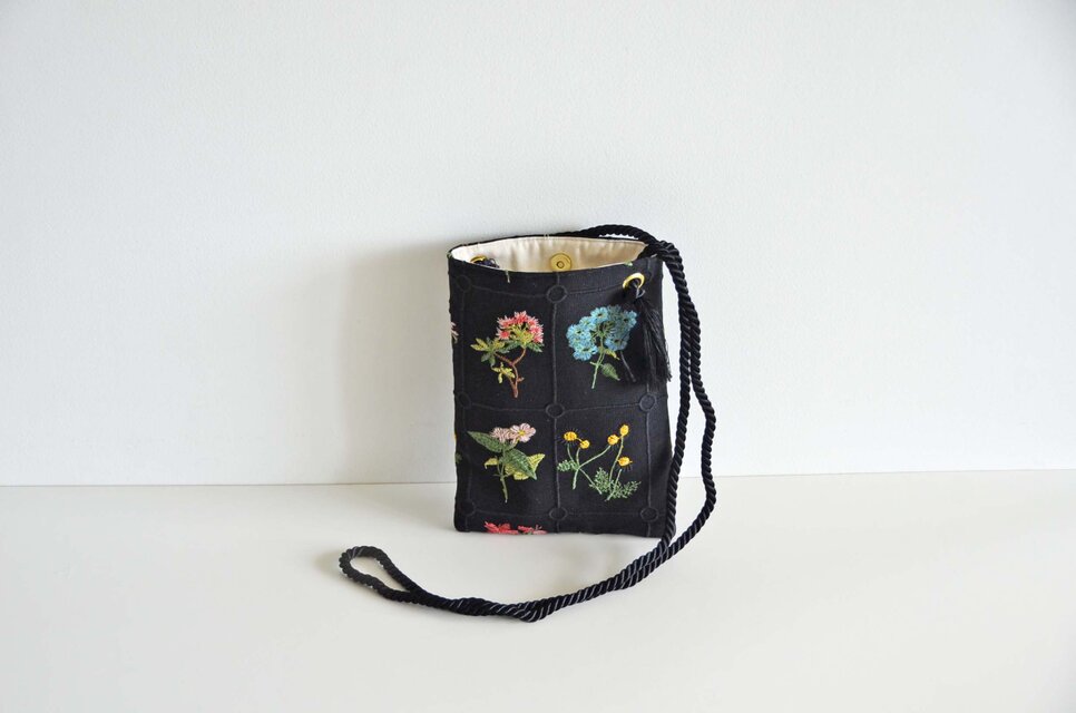 選べるカラー】フラワー刺繍スマホショルダーポーチ ボタニカル柄