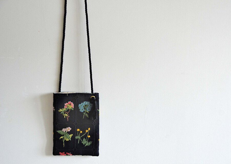 選べるカラー】フラワー刺繍スマホショルダーポーチ ボタニカル柄