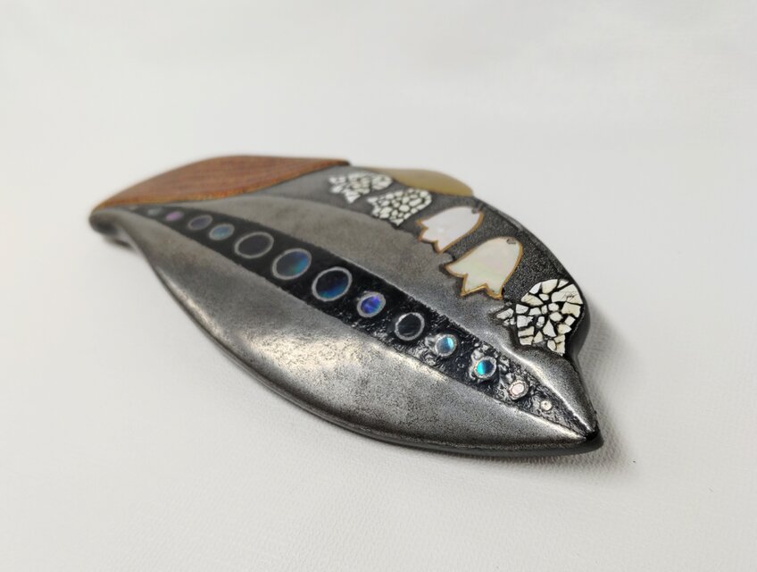 蒔絵ブローチ すずらんⅢ | iichi 日々の暮らしを心地よくする 蒔絵ブローチ すずらんⅢ | iichi 日々の暮らしを心地よくする