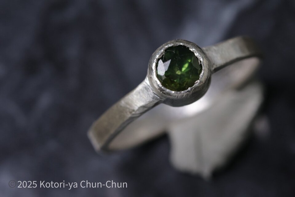 【黄緑色と緑の隠れバイカラー】タイ　カンチャナブリ産　バイカラーグリーンサファイア・シルバーリング【葉隠】