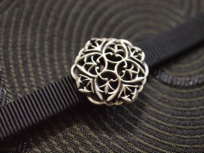 ゴシック模様の帯留 | iichi 日々の暮らしを心地よくするハンドメイド