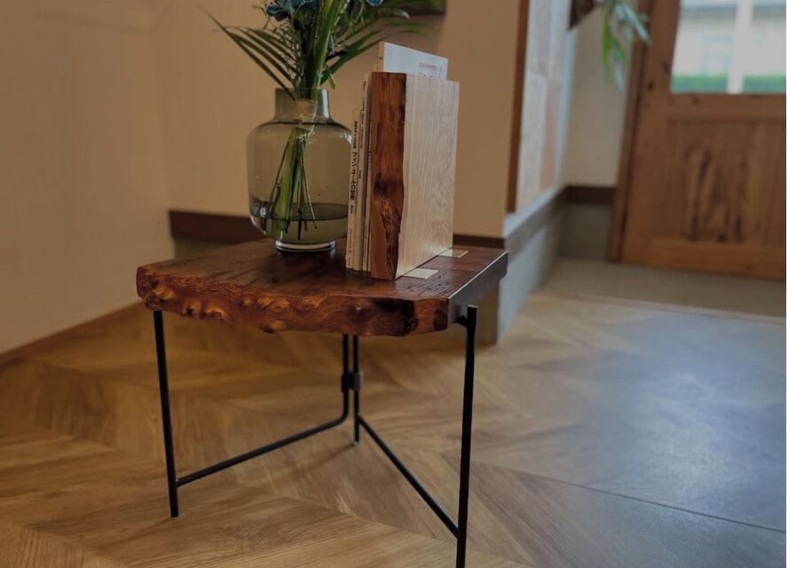 1枚板サイドテーブル　店舗ディスプレイ、商品棚、ご自宅用　クロラウォルナット