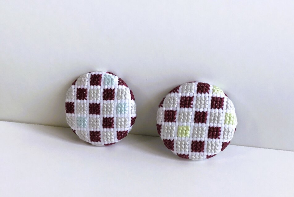 クロスステッチのマグネット・2個セット（ライトグレー×あずき）