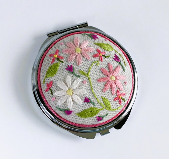 花刺繍のコンパクトミラー・四色展開 | iichi 日々の暮らしを心地よく