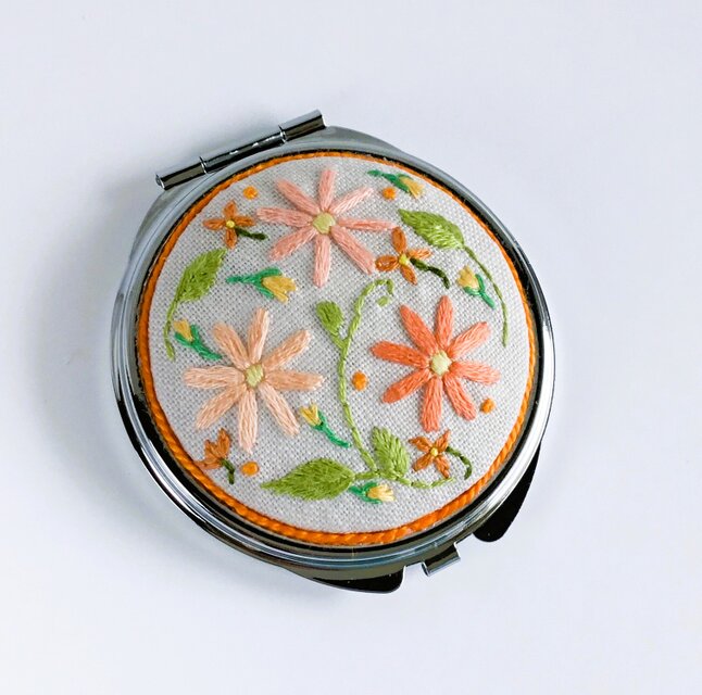 戸塚刺繍　八角形刺繍花柄ミラー 花刺繍のコンパクトミラー・四色展開 | iichi 日々の暮らしを心地よく