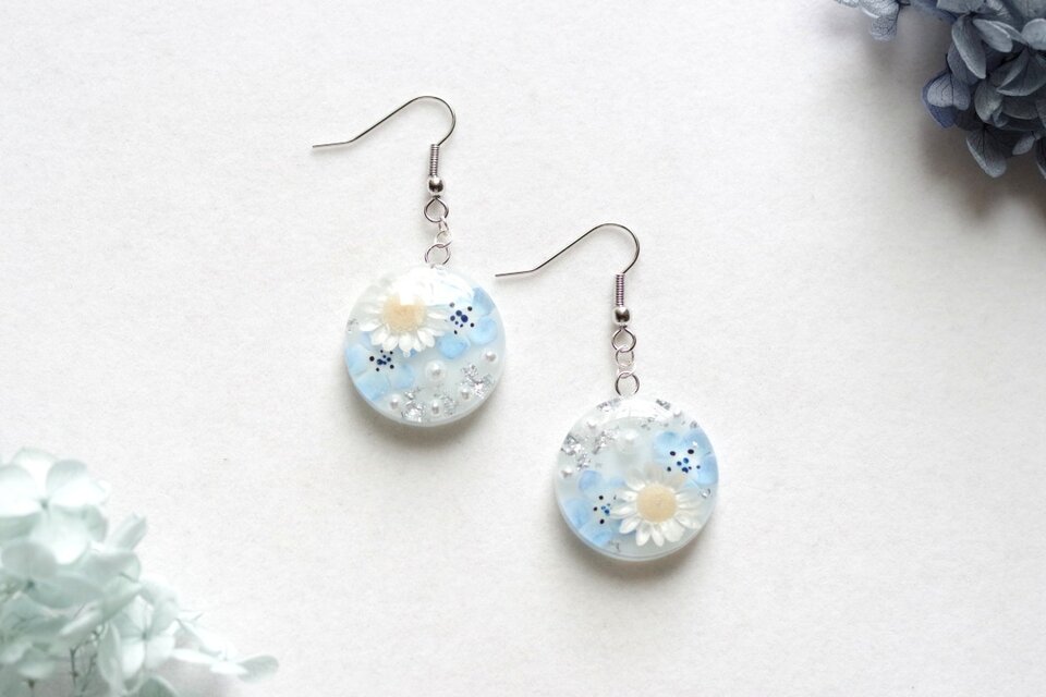 レジンアート　ラウンドピアス〈花と共に〉