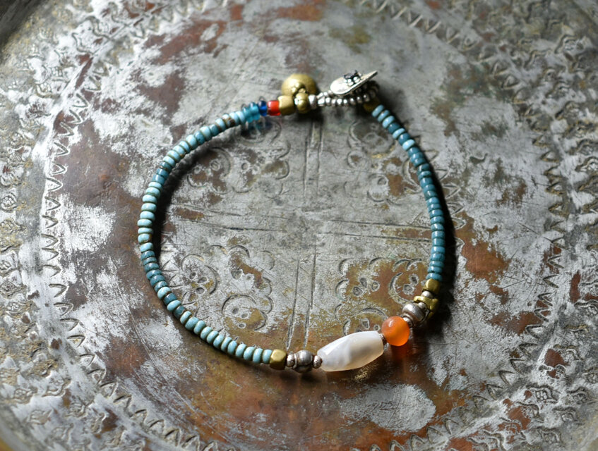 アフリカ出土瑪瑙＆カーネリアン、水色mixシードビーズ、oldチンシルバー＆オリッサブラスのブレス