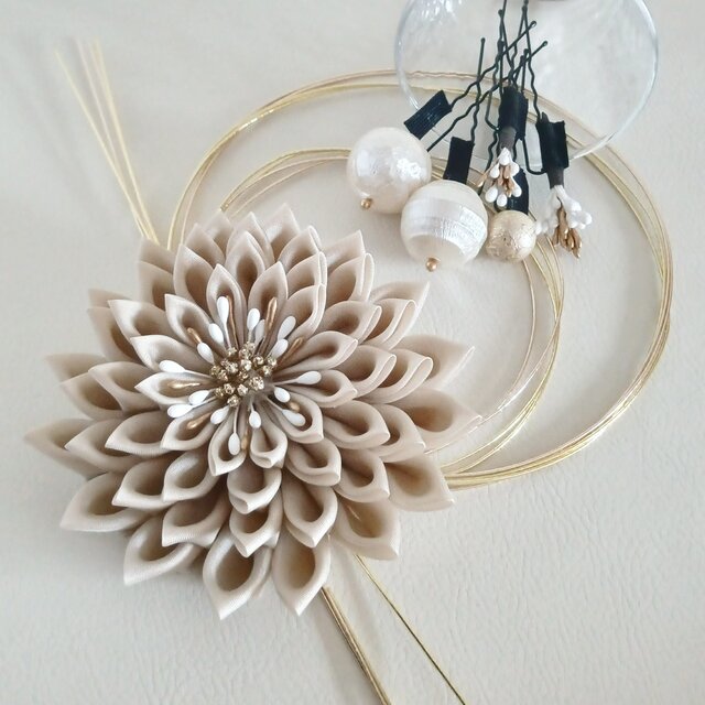 **特別な日の髪飾りセット**　つまみ細工のダリアの花、飾りパーツ5点、水引4本　ベージュ　《成人式、卒業式、入学式、和装》