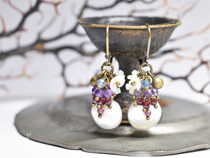 バロックパールとたわわなストーンビーズ、白蝶貝の小花、民族鈴のピアス