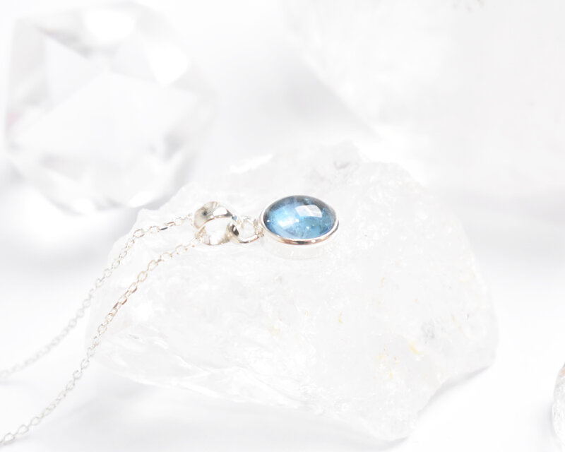 しずく色の宝石・ブルートパーズのシルバーネックレス　シルバー925　天然石　天然石ネックレス
