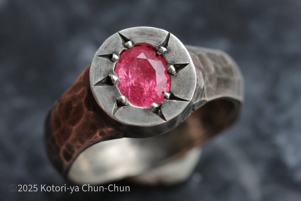 タンザニア マヘンゲ産 スピネルクラスター 小鳥屋が最も好きな赤系統の石】「アラジン」のタンザニア・マヘンゲ産