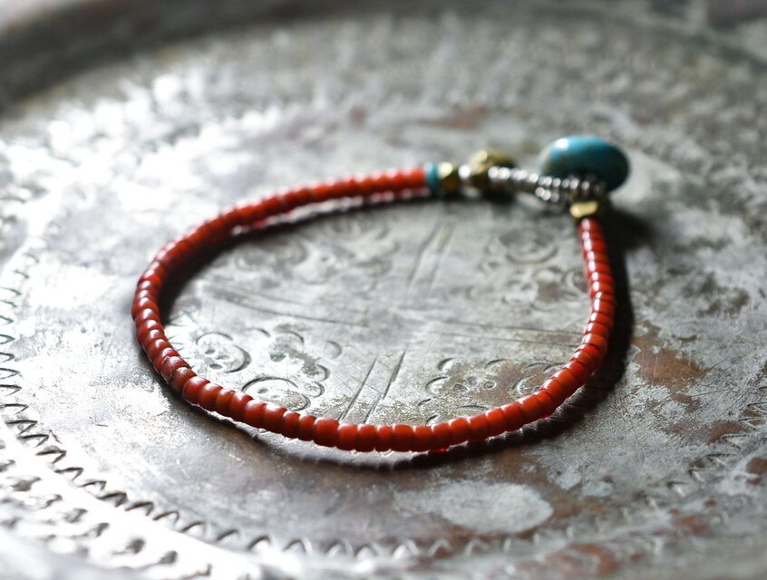 アンティーク飴色ホワイトハーツと一粒ターコイズブルーシェブロンの