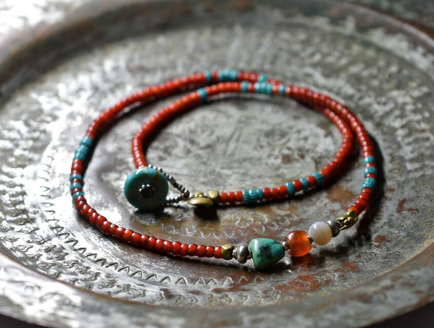 oldチベタンターコイズとミゾーラムカーネリアン、古代瑪瑙、飴色ホワイトハーツとターコイズブルーシェブロンのネックレス