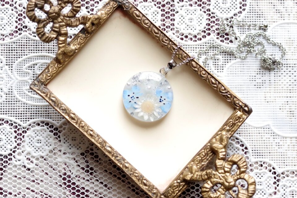 【受注製作】レジンアート　ラウンドペンダント〈花と共に〉