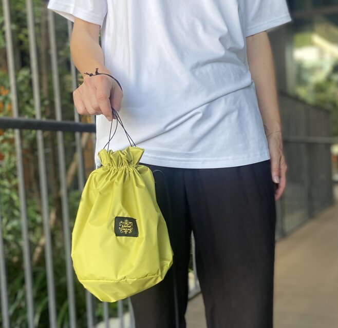 雨でも安心＊ふんわり超軽量＊撥水ナイロン＊巾着ポシェット レジャー
