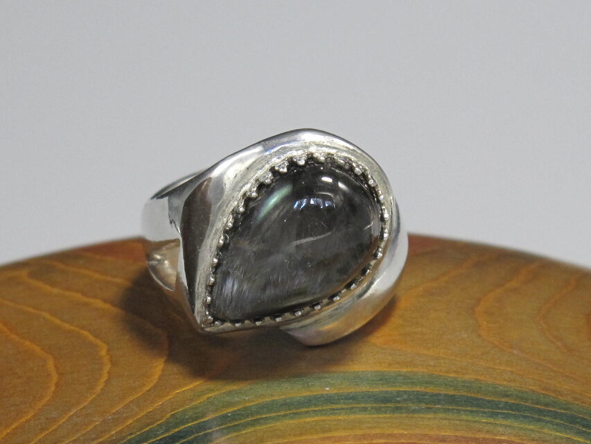 ブラックか、シルバーか、この不思議