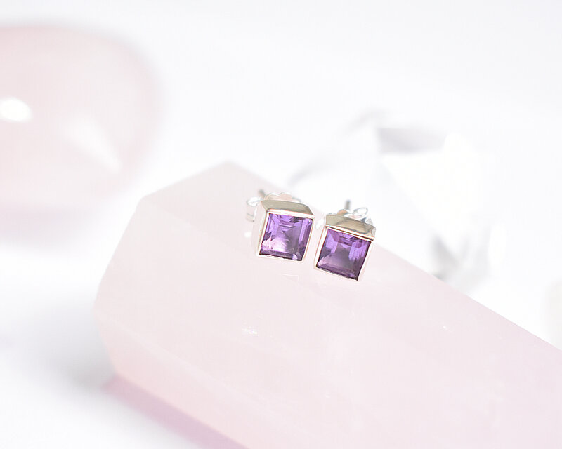 上品なパープルの輝き。アメジストのスクエアピアス　スタッドピアス　アメシスト　天然石