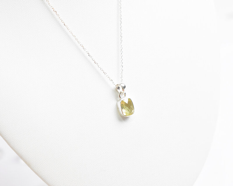 透明感きらめくイエローストーン シトリンのシルバーネックレス