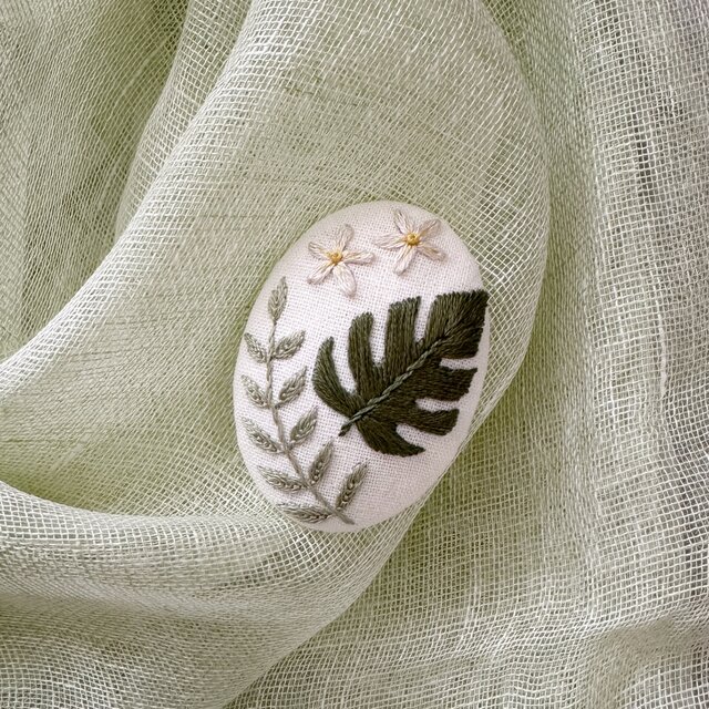 刺繍キット〉モンステラの刺繍ブローチ | iichi 日々の暮らしを