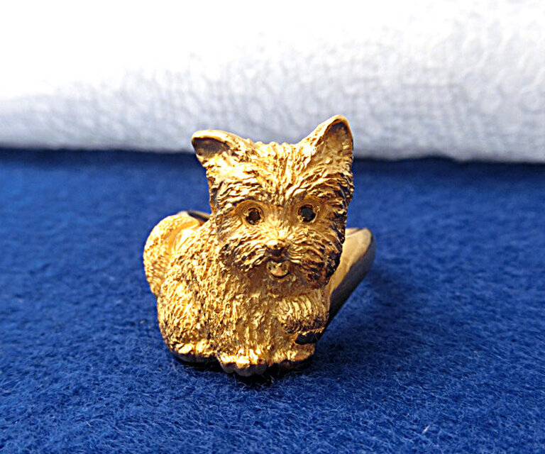 シルバー製：純金仕上　　　　　ヨークシャテリアのリング（ブラックダイヤモンドの瞳）　　　　　　＊あなたの誕生石もセットできます。