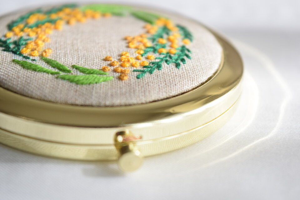 ミモザの手刺繍 コンパクトミラー／手鏡 | iichi 日々の暮らしを