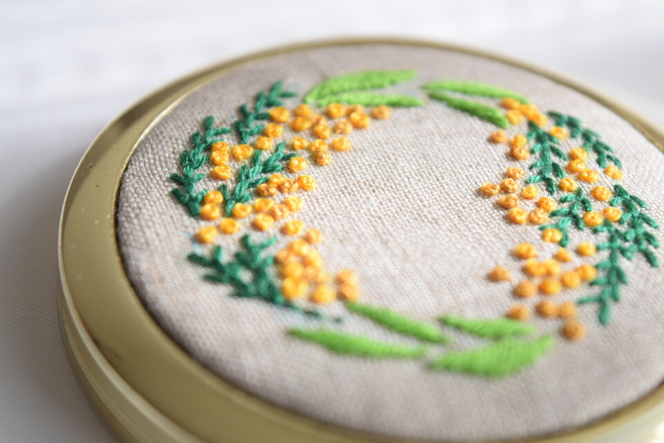 ミモザの手刺繍 コンパクトミラー／手鏡 | iichi 日々の暮らしを