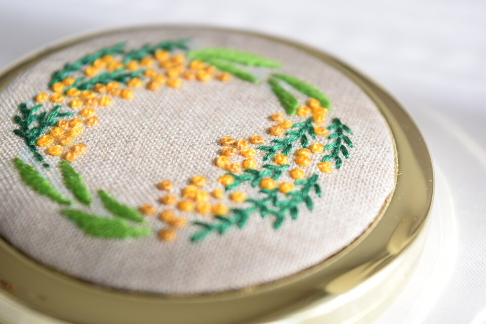 ミモザの手刺繍 コンパクトミラー／手鏡 | iichi 日々の暮らしを