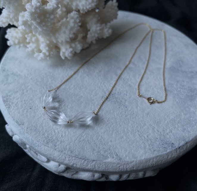 クリスタルクォーツカービングのネックレス