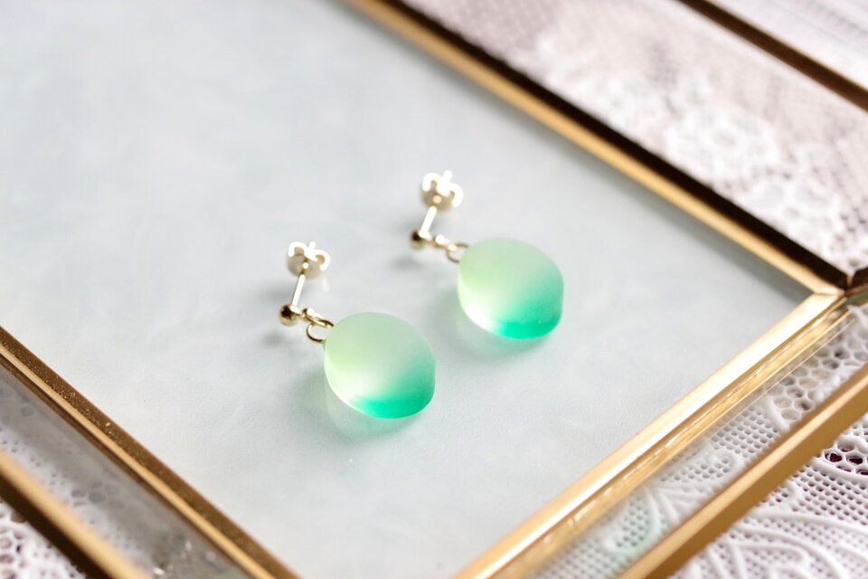 レジンアート　シーグラス風のピアス〈松籟〉