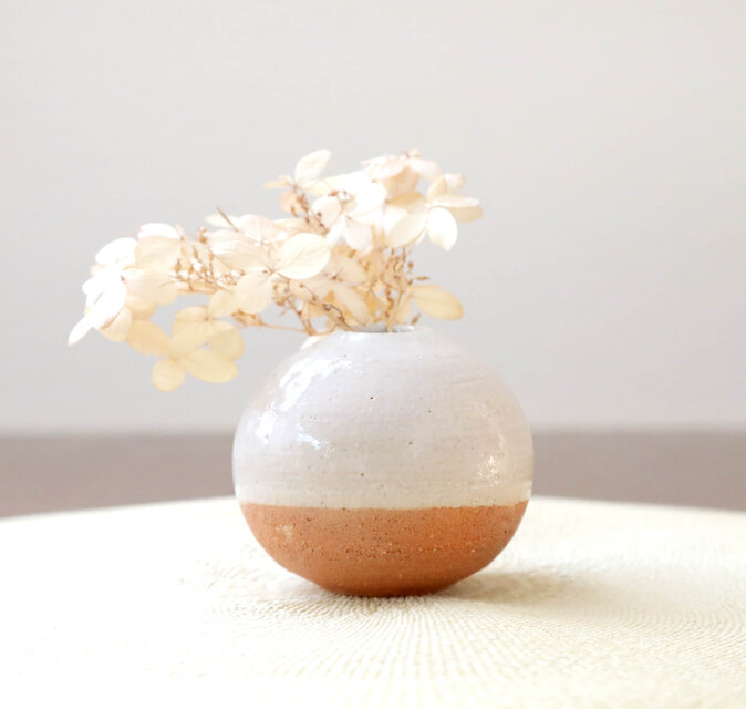 【薪窯焼成】白釉のころんと丸い一輪挿し