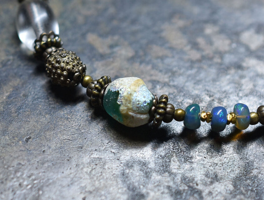 エメラルドグリーンローマングラスとアンティークボヘミアビーズ