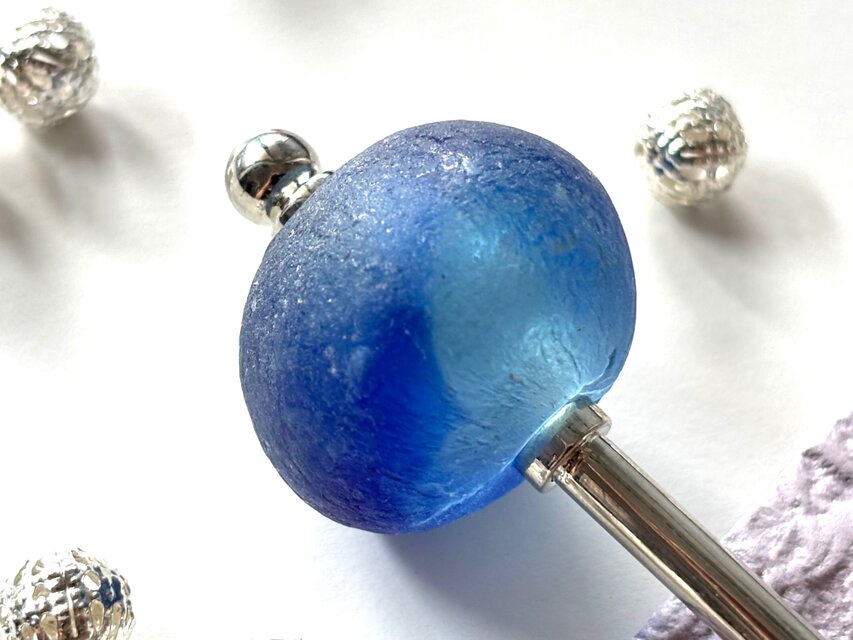 かんざし　ブルーのアフリカンパウダーガラスビーズ　一本挿し　一本簪　ガラス　透明　涼しげ　ナチュラル　水色　