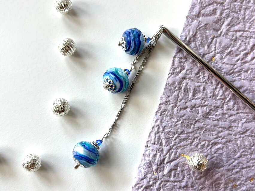 かんざし　青と白のストライプ模様のとんぼ玉3連　一本挿し　一本簪　涼しげ　夏　紺　ブルー　パープル　ガラス　水風船　