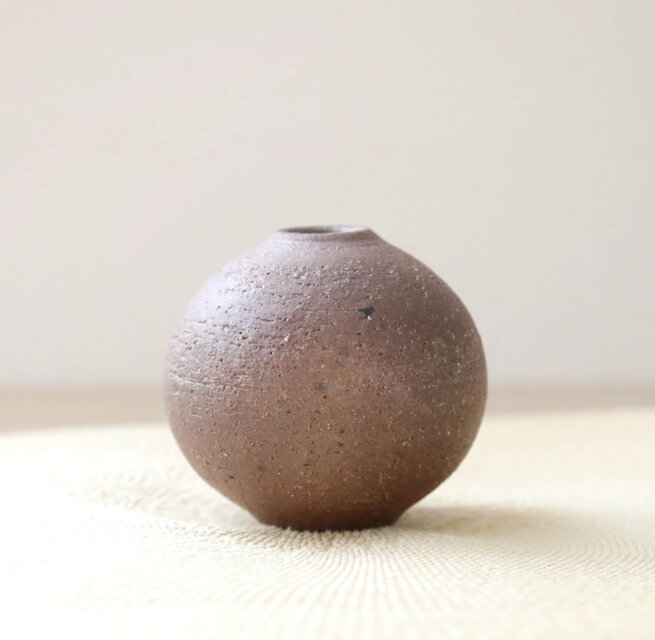 薪窯焼成】赤陶土のころんと丸い焼締一輪挿し | iichi 日々の