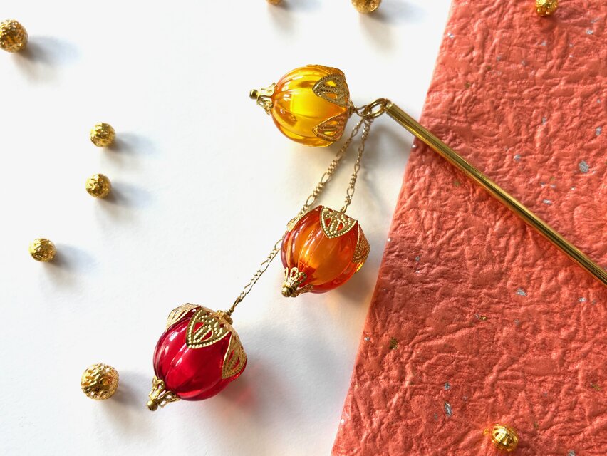 かんざし　鬼灯の様な２トーンカラーのビーズ３連　赤系　一本挿し　一本簪　涼しげ　夏　ホオズキ　ほおずき