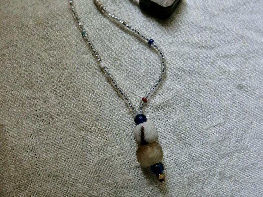 ＊古のネックレス。＠アフリカの再生玉２種とアジアの古いビーズ＋ヴェネチアのシードビーズ＋ジャワのシードビーズ