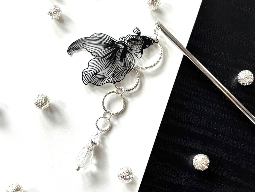 かんざし　切り絵風金魚と水の波紋　ロング　黒　ブラック　一本挿し　一本簪　涼しげ　夏　揺れる　軽い　軽量