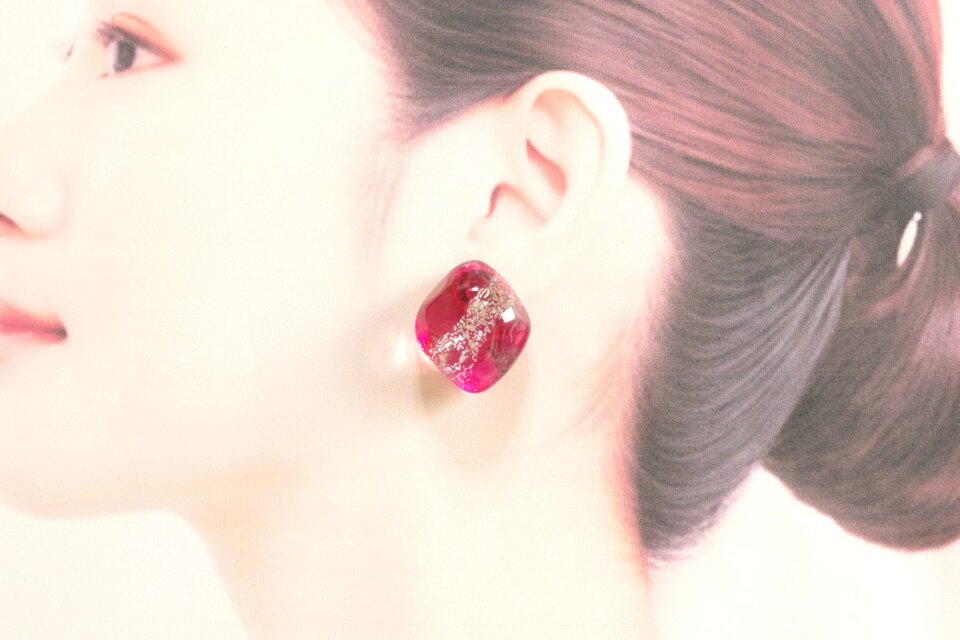 レジンアート　鉱物ピアス〈緋色の旋律〉