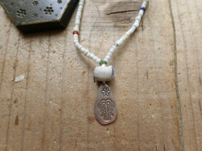 ＊古のネックレス。＠アフリカの再生玉＋カレンシルバーチャーム＋ジャワのシードビーズ（艶消し）＋ヴェネチアシードビーズなど