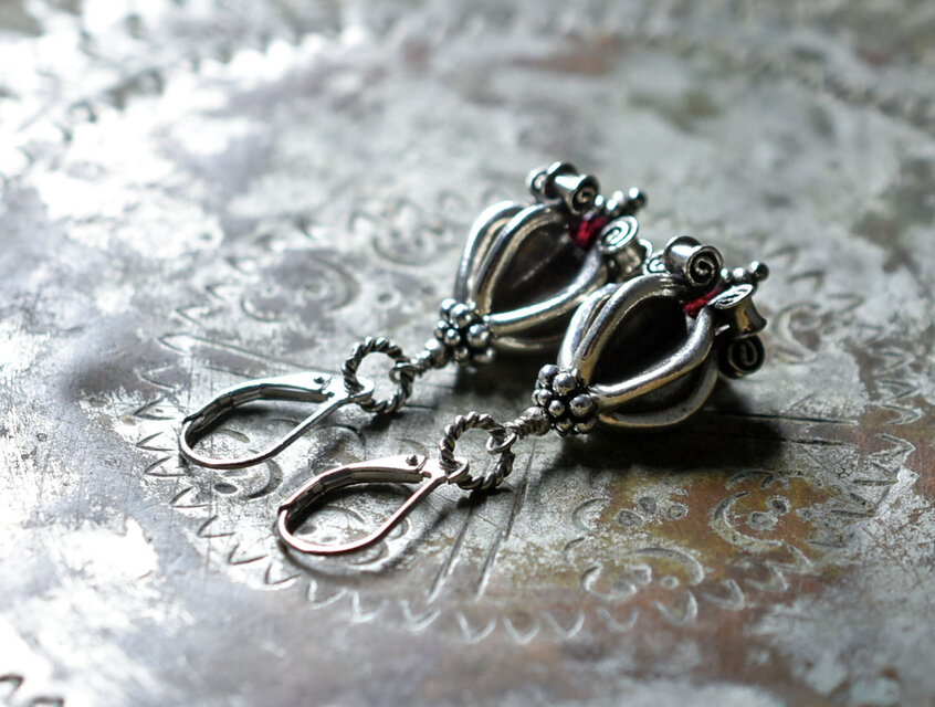 ドークラックカレンシルバー、ガーネットのピアス