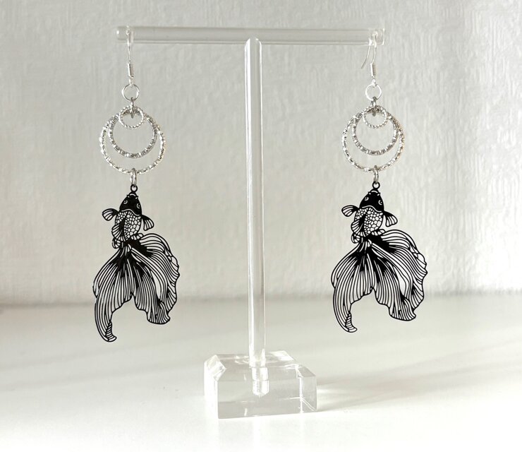 ピアス 切り絵風金魚と水の波紋リング 黒 ブラック シルバー